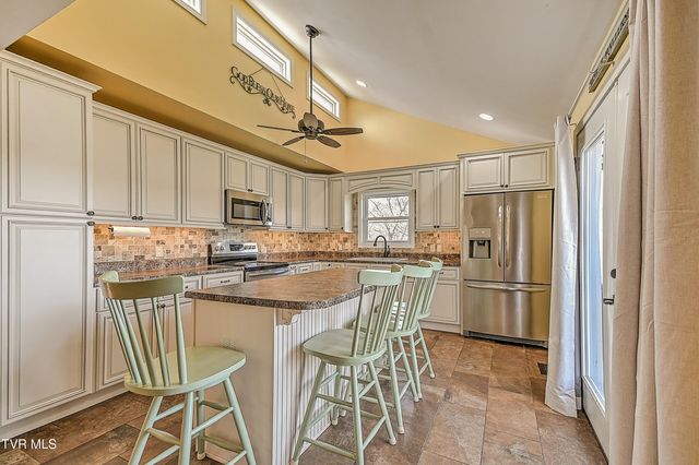 634 Cherokee Drive, Mount Carmel, TN 37645