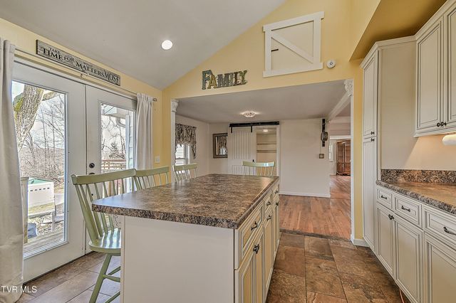 634 Cherokee Drive, Mount Carmel, TN 37645