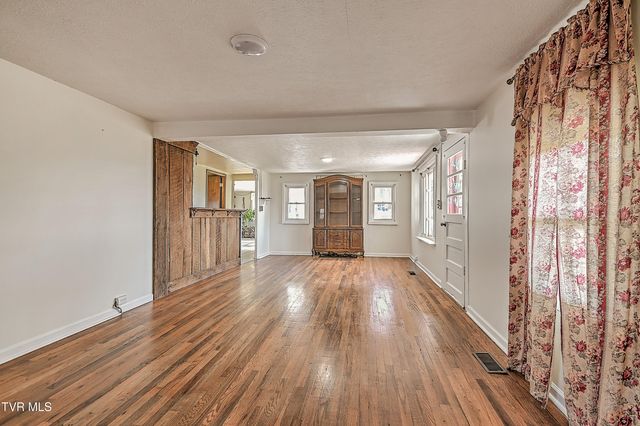 634 Cherokee Drive, Mount Carmel, TN 37645