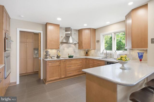 10501 OAK PLACE CT, Fairfax, VA 22030