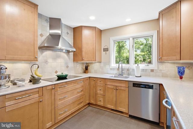 10501 OAK PLACE CT, Fairfax, VA 22030