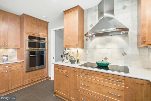 10501 OAK PLACE CT, Fairfax, VA 22030