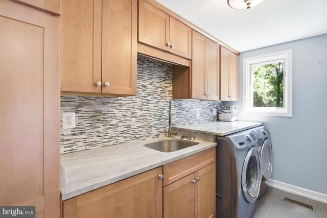 10501 OAK PLACE CT, Fairfax, VA 22030