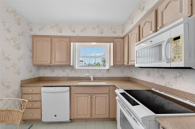 1612 CHEVY CHASE DRIVE, Sun City Center, FL 33573