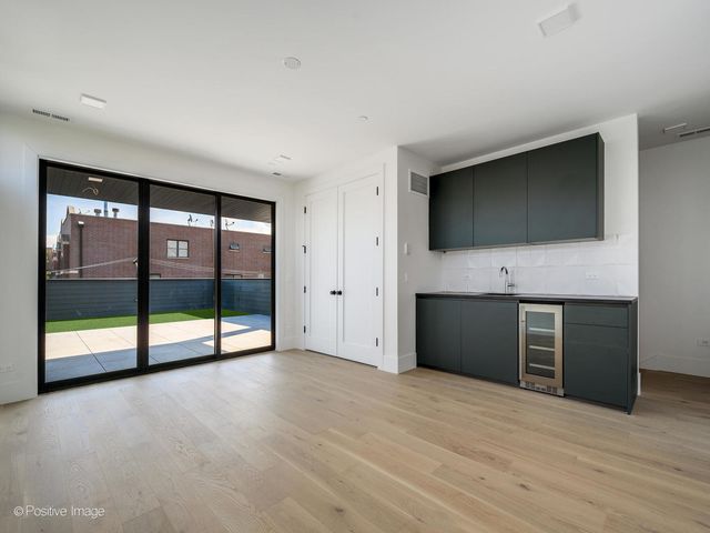 825 N Leavitt Street, Chicago, IL 60622