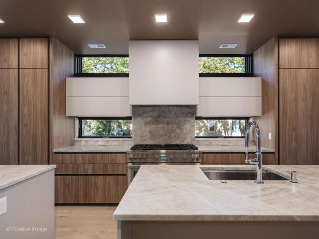 825 N Leavitt Street, Chicago, IL 60622