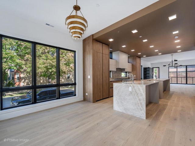 825 N Leavitt Street, Chicago, IL 60622