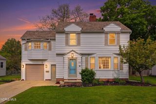 724 Inwood Place, Maumee, OH 43537