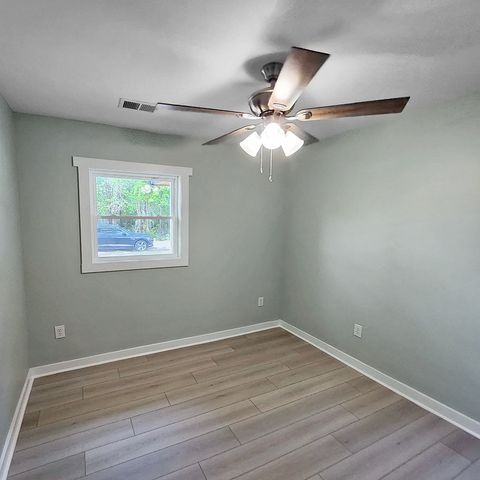 202 E Huggins Street, Manning, SC 29102