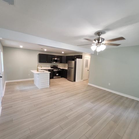 202 E Huggins Street, Manning, SC 29102