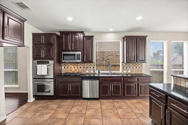 35 Woodmoor Place, Magnolia, TX 77354