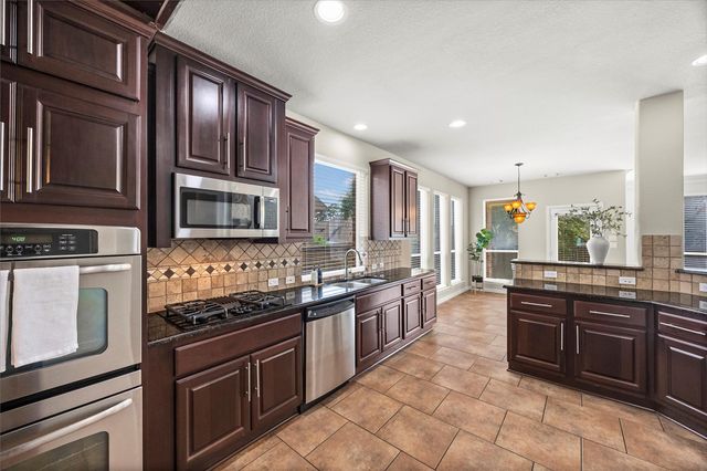 35 Woodmoor Place, Magnolia, TX 77354