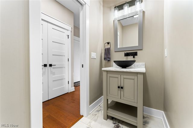 2645 Waters Edge Drive, Columbiana, OH 44408