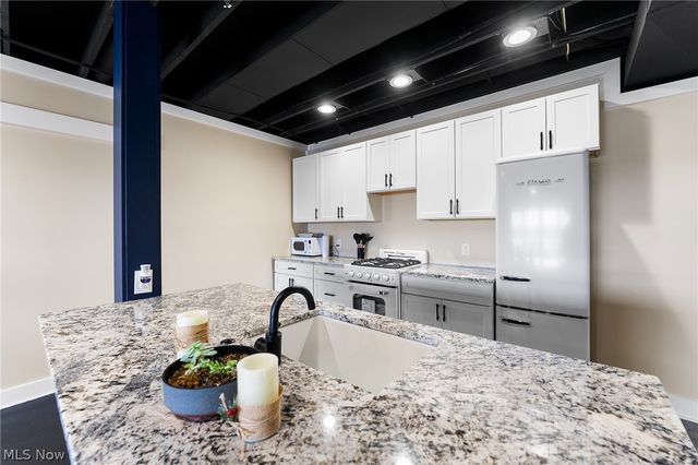 2645 Waters Edge Drive, Columbiana, OH 44408