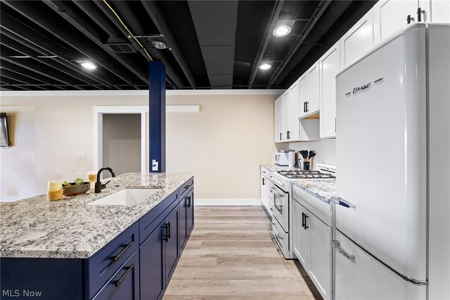 2645 Waters Edge Drive, Columbiana, OH 44408