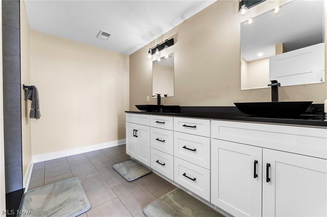 2645 Waters Edge Drive, Columbiana, OH 44408