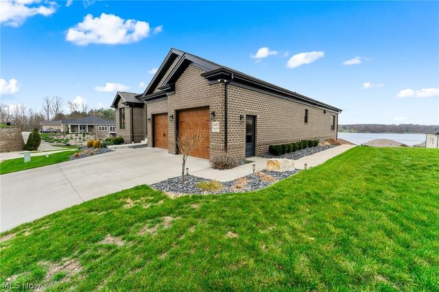 2645 Waters Edge Drive, Columbiana, OH 44408