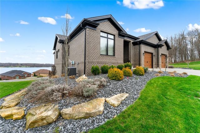 2645 Waters Edge Drive, Columbiana, OH 44408