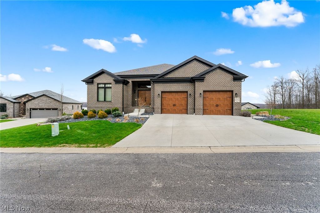 2645 Waters Edge Drive, Columbiana, OH 44408