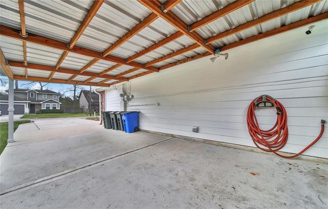 720 Springwood Drive, Conroe, TX 77385