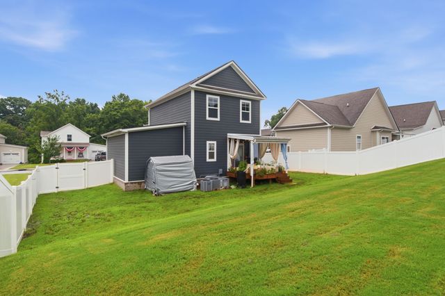 1011 Sycamore Rdg, E, Burns, TN 37029