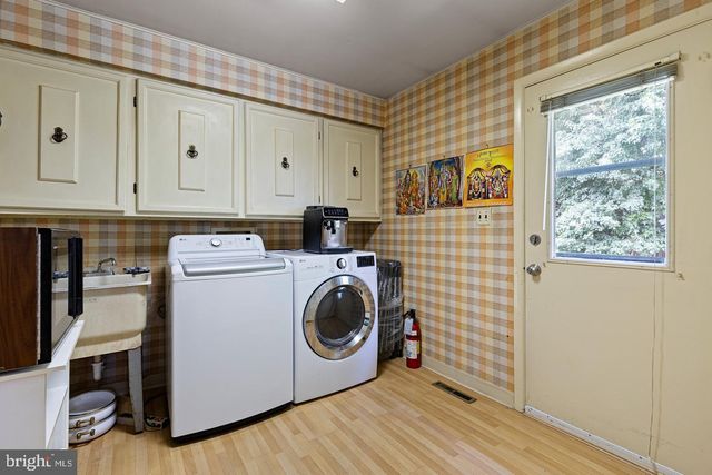 231 E SENECA DR, Newark, DE 19702