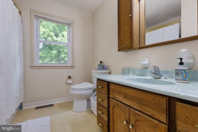 231 E SENECA DR, Newark, DE 19702
