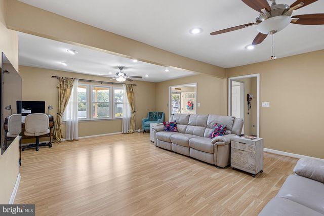 231 E SENECA DR, Newark, DE 19702