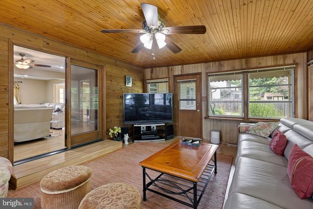 231 E SENECA DR, Newark, DE 19702