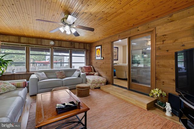231 E SENECA DR, Newark, DE 19702