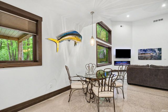 21095 Kern Road, South Bend, IN 46614