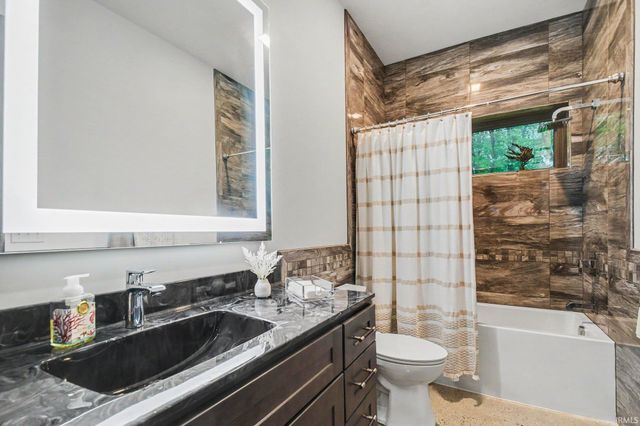 21095 Kern Road, South Bend, IN 46614