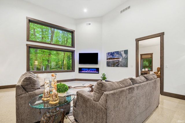 21095 Kern Road, South Bend, IN 46614