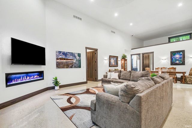 21095 Kern Road, South Bend, IN 46614