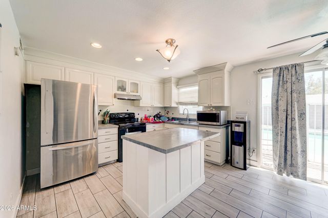 7937 W MEADOWBROOK Avenue, Phoenix, AZ 85033