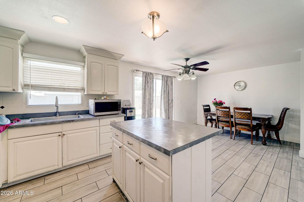 Image 13 of property listing at 7937 W MEADOWBROOK Avenue, Phoenix, AZ 85033