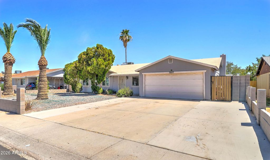 Image 3 of property listing at 7937 W MEADOWBROOK Avenue, Phoenix, AZ 85033