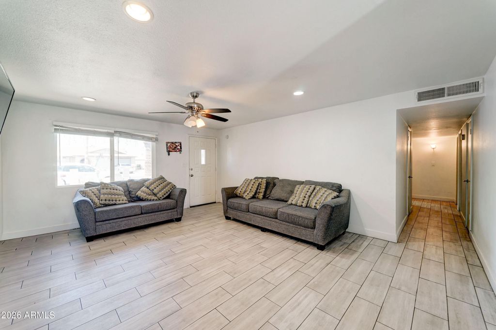 Image 7 of property listing at 7937 W MEADOWBROOK Avenue, Phoenix, AZ 85033