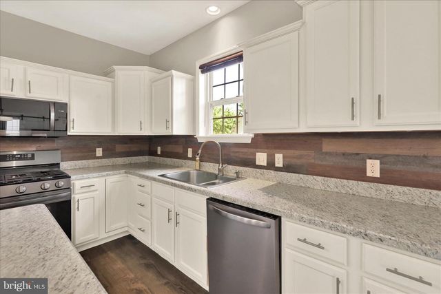 614 W PINE ST, Leesport, PA 19533