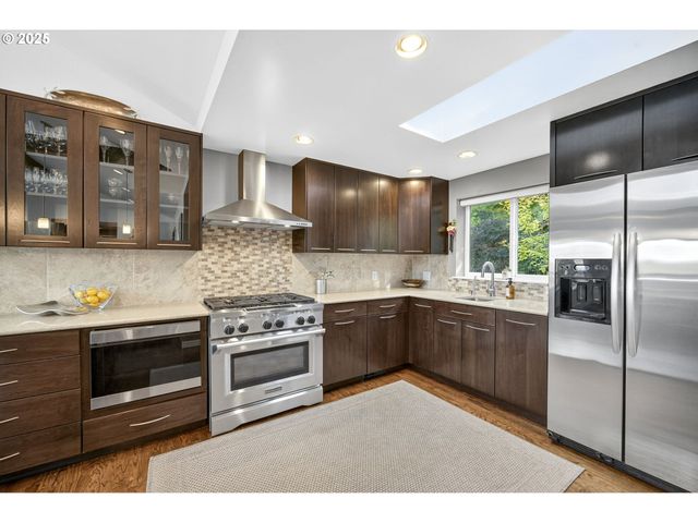 1640 MEADOWS Dr, Lake Oswego, OR 97034