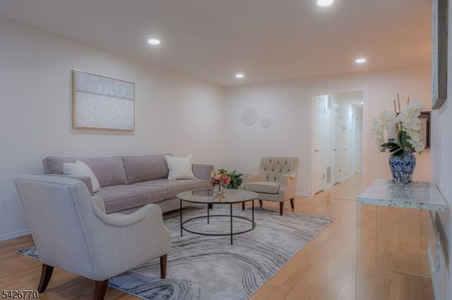 8 Amethyst Way 8, Franklin Twp., NJ 08823