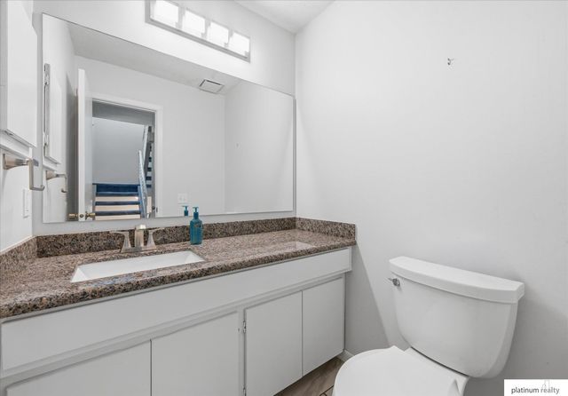 7438 N 55 Plaza, Omaha, NE 68152