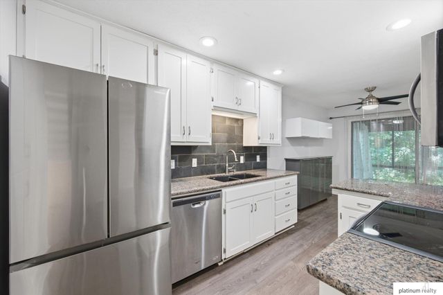 7438 N 55 Plaza, Omaha, NE 68152