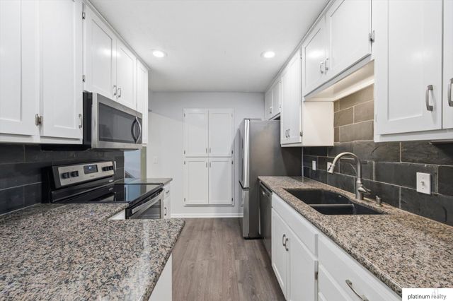 7438 N 55 Plaza, Omaha, NE 68152
