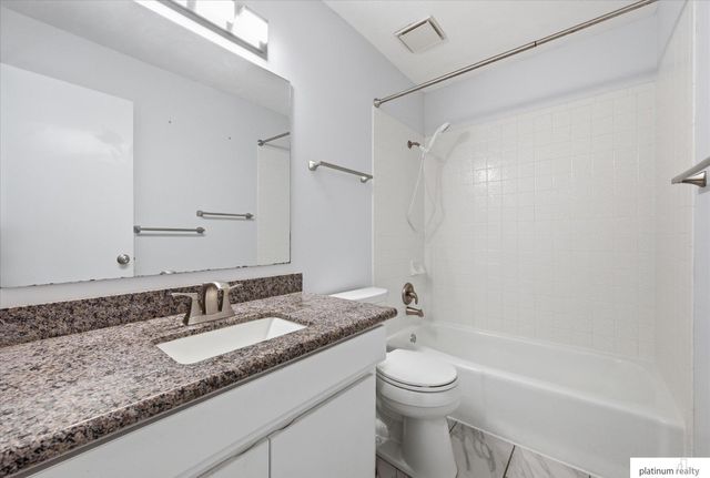 7438 N 55 Plaza, Omaha, NE 68152