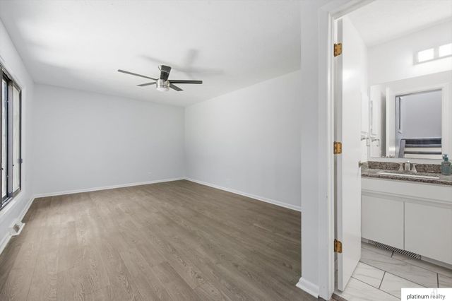 7438 N 55 Plaza, Omaha, NE 68152