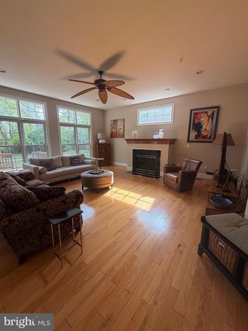 8402 TYSONS TRACE CT, Vienna, VA 22182