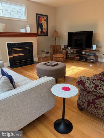 8402 TYSONS TRACE CT, Vienna, VA 22182