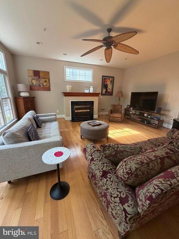 8402 TYSONS TRACE CT, Vienna, VA 22182