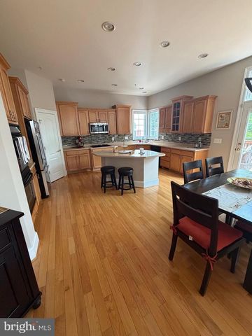 8402 TYSONS TRACE CT, Vienna, VA 22182
